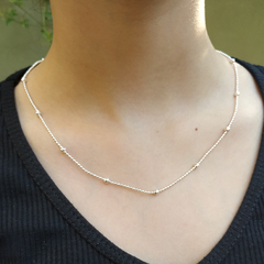 Collar bolitas acero blanco
