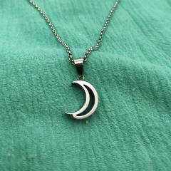 Dije luna calada (no incluye cadena)