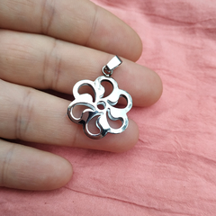Dije Flor calada - comprar online