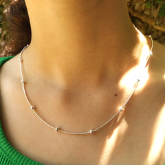 Collar Abril esferas acero blanco