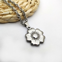 Dije Flor maciza (no incluye cadena)