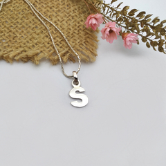 Plata 925 Dije mini letra imprenta (no incluye cadena) - comprar online
