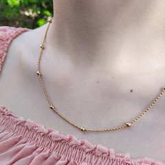 Collar bolitas acero dorado