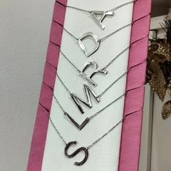 Collar con letra grande en internet