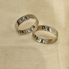 Anillos alianza par cinta con grabado artesanal - tienda online