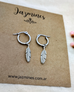 Argollas con plumitas colgantes