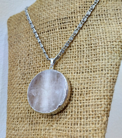 Dije Medallón cuarzo rosa con baño de plata (no incluye cadena) - comprar online
