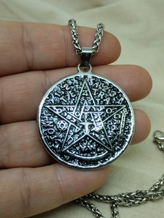 Medallón Tetragramaton esmaltado (no incluye cadena) en internet
