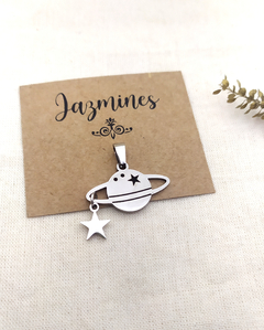 Dije Saturno con estrella colgante (No incluye cadena)