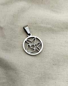 Dije medalla con mariposas caladas