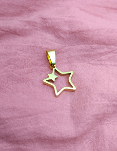 Dije estrella calada 16mm acero dorado