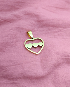 Dije tres corazones 18mm acero dorado