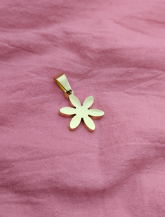 Dije Flor 17mm acero dorado