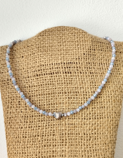 Collar de cristales con corazón pasante en internet