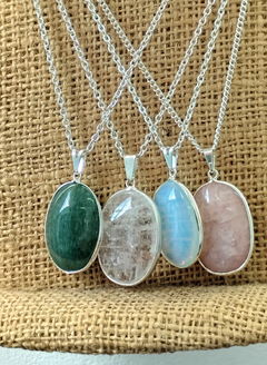 Dije piedra oval con baño de plata (no incluye cadena) en internet