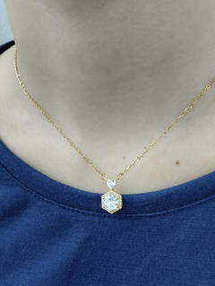 Collar Cubic hexágono acero dorado
