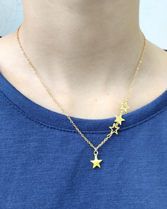 Collar irregular estrellas acero dorado