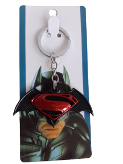 Llavero Batman vs Superman de Metal en internet