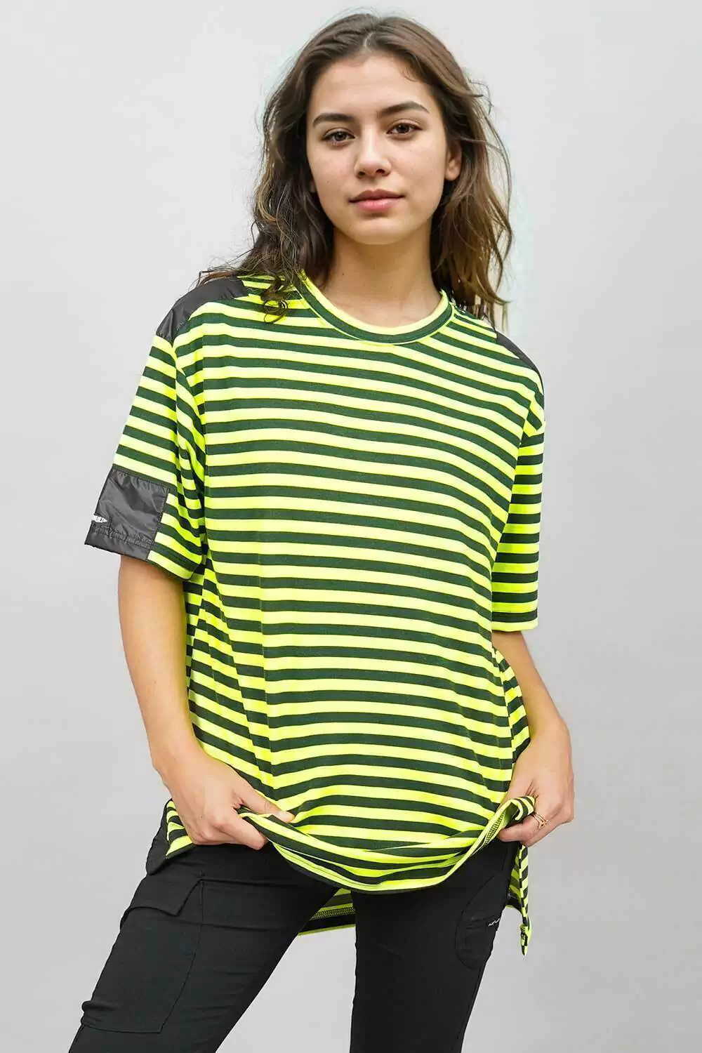 Remera Art is What (rayas amarillo)