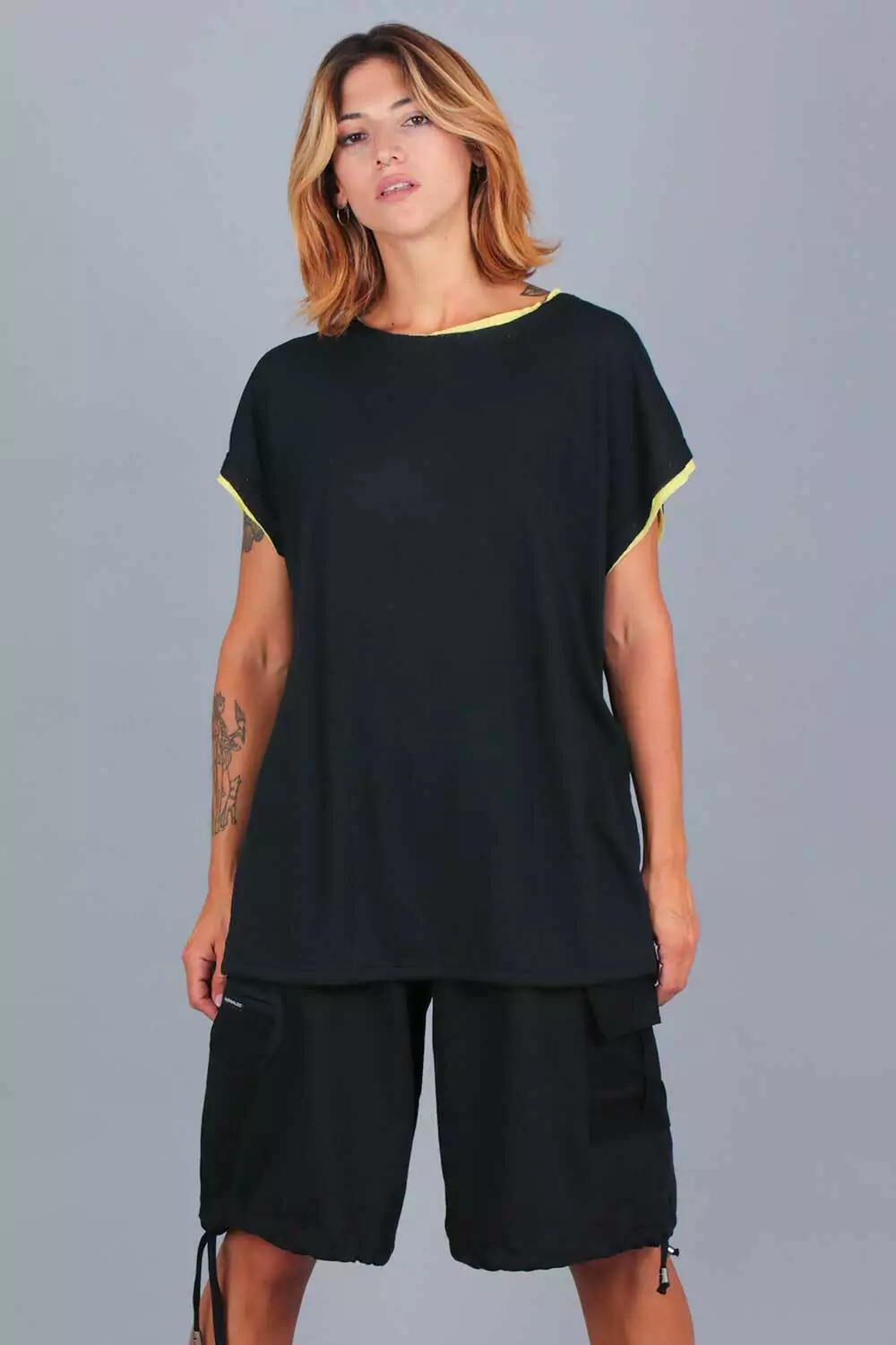 Musculosa Extraño ser - negro calado
