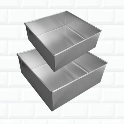 Kit Forma De Bolo Quadrada 2 Pç 20 Cm + 25 Cm Em Alumínio Brinde 538