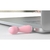 Massageador micro varinha recarregável na cor rosa conectado a um laptop.