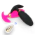 Plug anal recarregável rosa com vibrador e controle remoto, com superfície texturizada e gotas d'água visíveis.