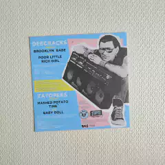 DeeCracks / Zatopeks - Behind The Spotlight Vinil 7" - comprar online