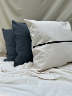 Almohadon pintado a mano Anais - El Retazo Home & Deco
