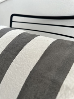Almohadon pintado a mano Ambar - El Retazo Home & Deco