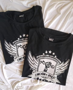Remera ·CON LOS PUÑOS EN ALTO!
