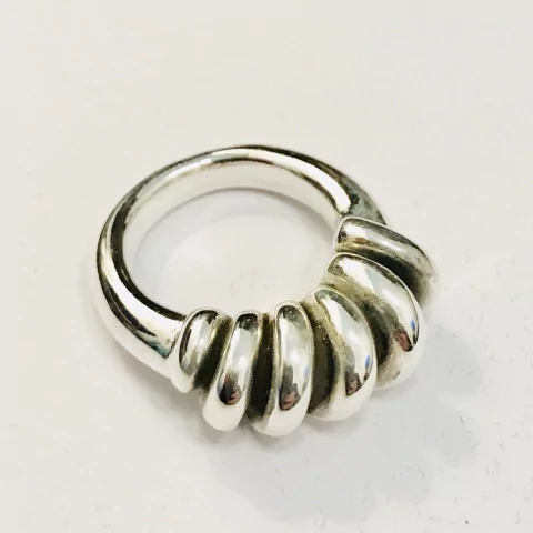 ANILLO DE PLATA CON LINEAS NUDO INFLADO 4234