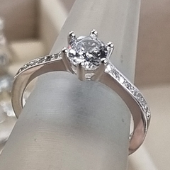 ANILLO SOLITARIO PLATA Y CUBIC PAVEE LATERAL 6523