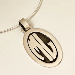 MEDALLA PLATA OVAL CON INICIALES Y FONDO EMPAVONADO SK585