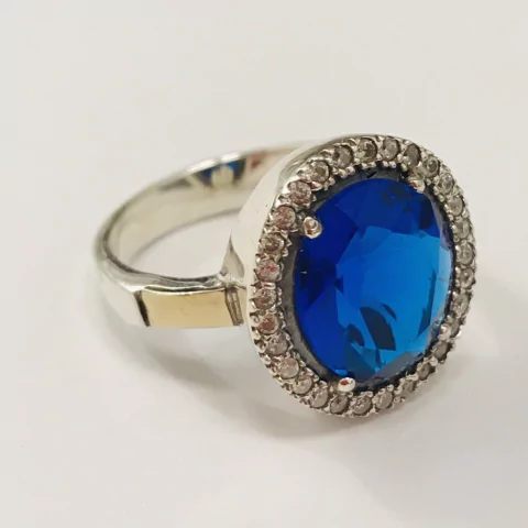 ANILLO REINA ANA CON ZAFIRO AZUL CORONADO EN CUBICS 7886