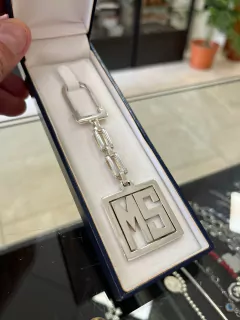 LLAVERO PLATA INICIALES CUADRADO HECHO A MANO - comprar online