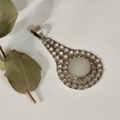 DIJE PLATA Y NACAR CALADO INDIA T8110