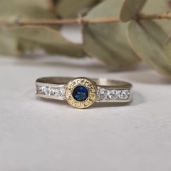 ANILLO PLATA Y ORO MODELO BVG MINI CON ZAFIRO AZUL K2326 en internet