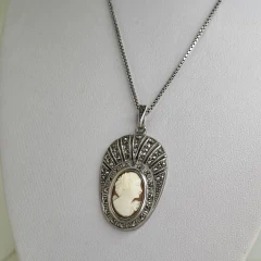 ANTIGUO COLLAR CAMAFEO, CADENA Y DIJE CON MARCASITAS COD 3947