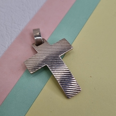 DIJE CRUZ CURVADA DE PLATA 34×20mm COD: 6351