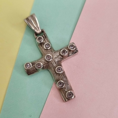 DIJE CRUZ LABRADA DE PLATA CON CUBICS COLOR ROSA 46×26mm COD: K6423