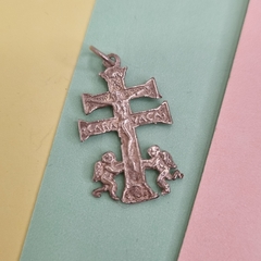 DIJE CRUZ DE CARAVACA DE PLATA 32×17mm COD: 6422