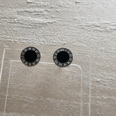 AROS DE ACERO CON ONIX Y NUMEROS ROMANOS K6573