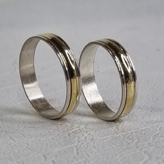 PAR DE ALIANZAS PLATA Y DUBLE ORO AMARILLO CENTRAL. FINAS 6703