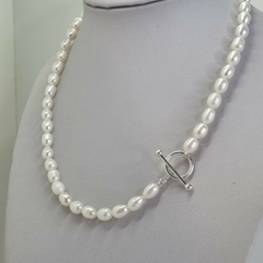 COLLAR CON PERLAS DE RIO CON CIERRE DE PLATA COD: 6758
