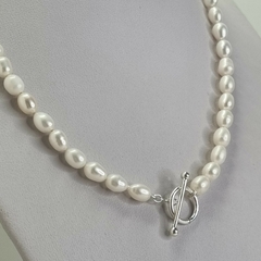 COLLAR CON PERLAS DE RIO CON CIERRE DE PLATA COD: 6758 en internet