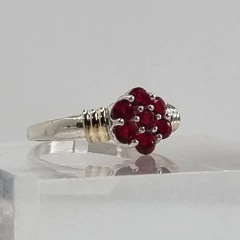 ANILLO PLATA CON DETALLE EN ORO Y CUBICS ROJOS 6926 - comprar online