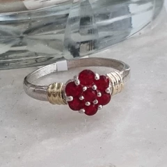 ANILLO PLATA CON DETALLE EN ORO Y CUBICS ROJOS 6926