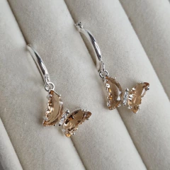 AROS ACERO BLANCO CON MARIPOSA CRISTALES AMBAR CHAMPAGNE K7207