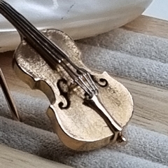 BROCHE PRENDEDOR VIOLIN EN ORO 18K ANTIGUO COD K7238 - DEBERNARDI - Joyeria Debernardi
